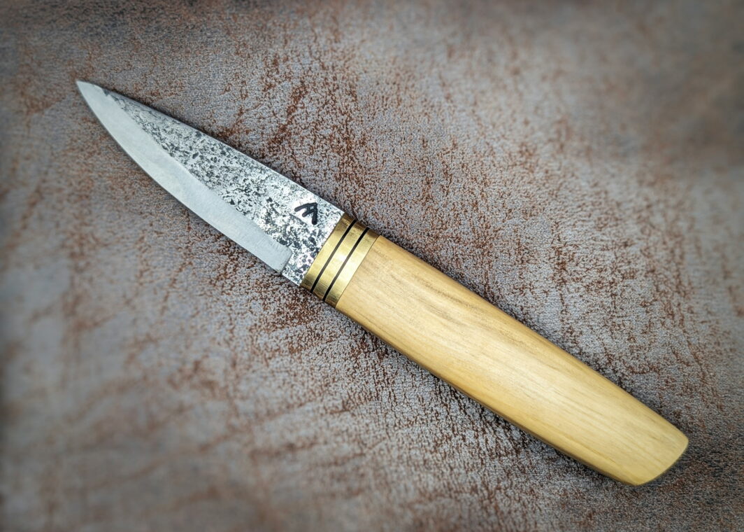 Couteau fixe Buis échauffé par Tête d'Enclume. Manche en buis échauffé et garde laiton. Vue Côté gauche