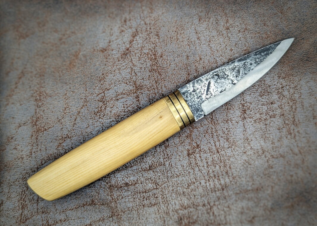 Couteau fixe Buis échauffé par Tête d'Enclume. Manche en buis échauffé et garde laiton. Vue Côté droit