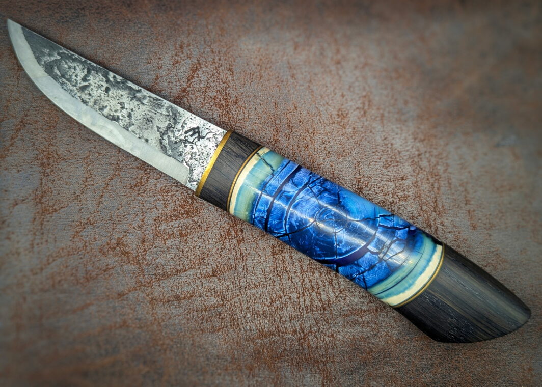 Couteau fixe Mémoire Polaire par Tête d'Enclume. Manche morta, laiton et molaire de mammouth bleue. Côté gauche