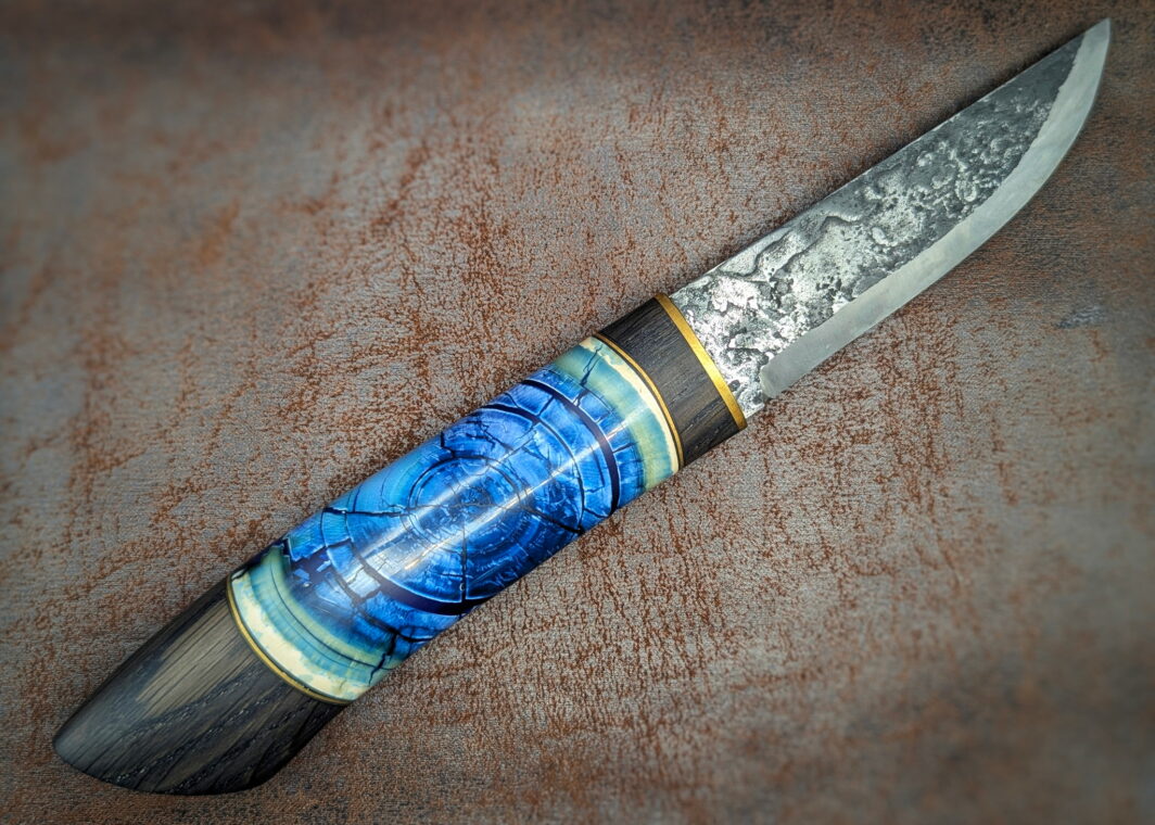 Couteau fixe Mémoire Polaire par Tête d'Enclume. Manche morta, laiton et molaire de mammouth bleue. Côté droit
