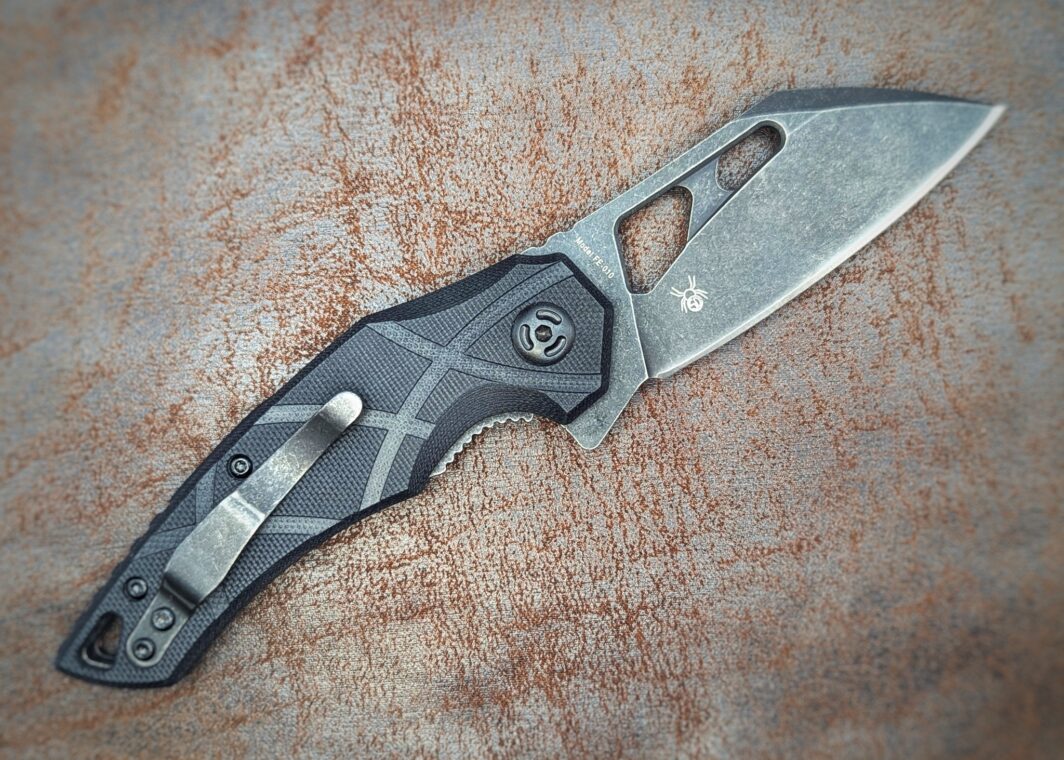 Couteau pliant Atrax de FoxEdge. Manche en G10 Noir. Position ouverte, Côté droit