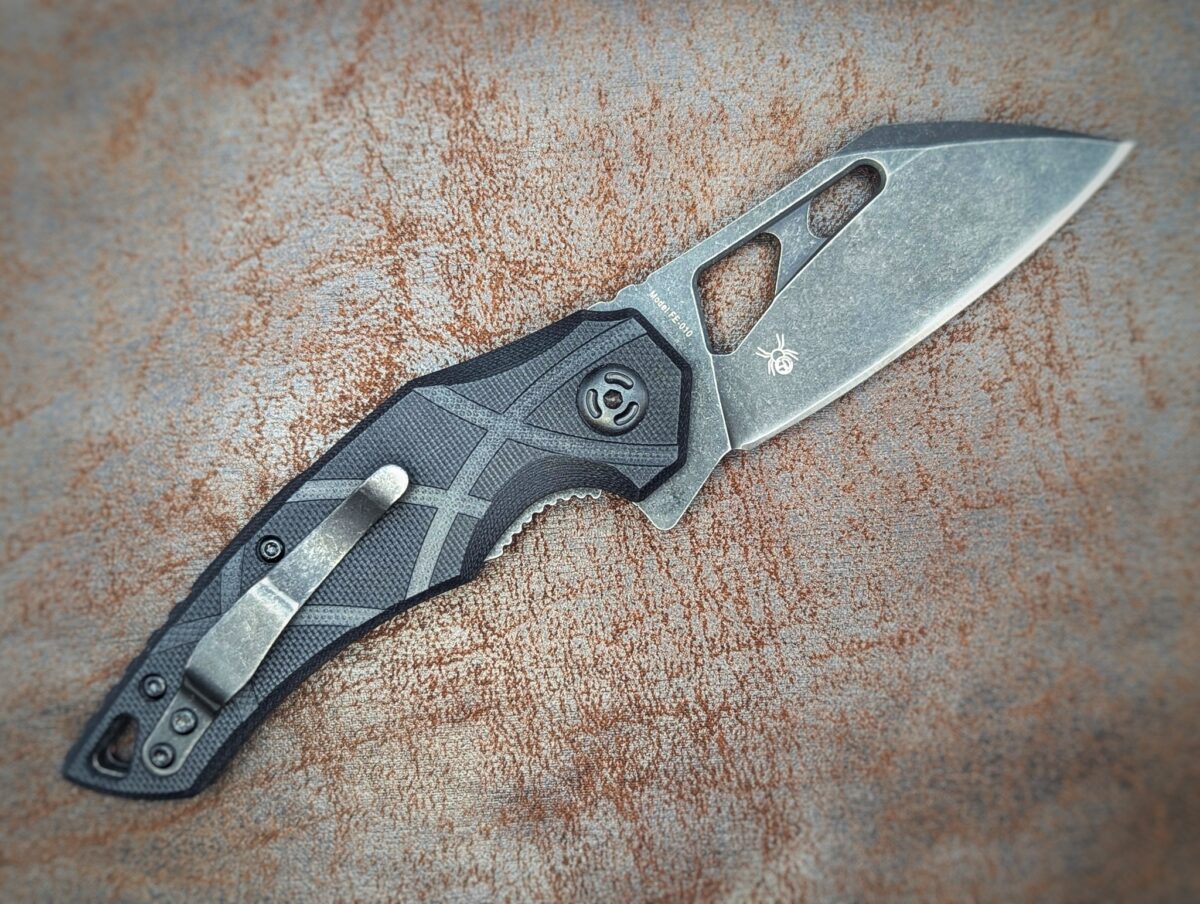 Couteau pliant Atrax de FoxEdge. Manche en G10 Noir. Position ouverte, Côté droit