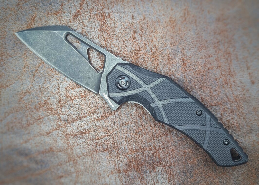 Couteau pliant Atrax de FoxEdge. Manche en G10 Noir. Position ouverte, Côté gauche