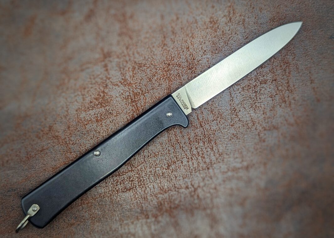 Couteau pliant Mercator de Otter. Manche et lame en inox. Position ouverte, côté droit