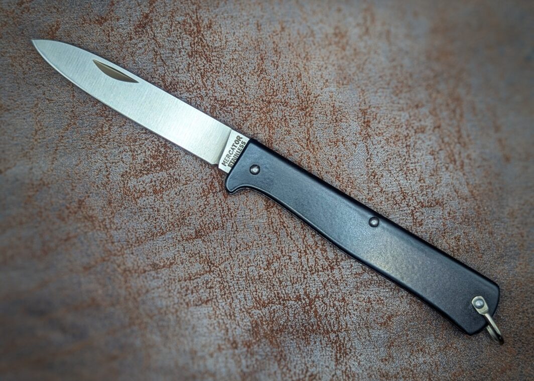 Couteau pliant Mercator de Otter. Manche et lame en inox. Position ouverte, côté gauche
