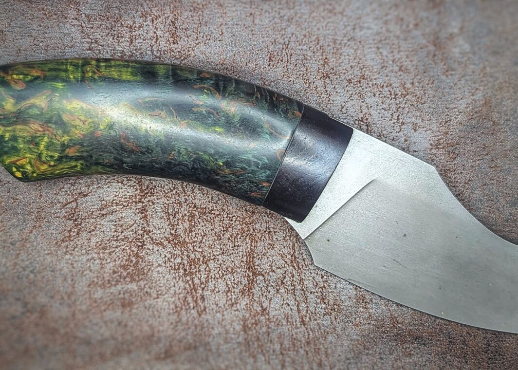 Couteau fixe artisanal Utilitaire par Lou Marius. Vue du côté droit