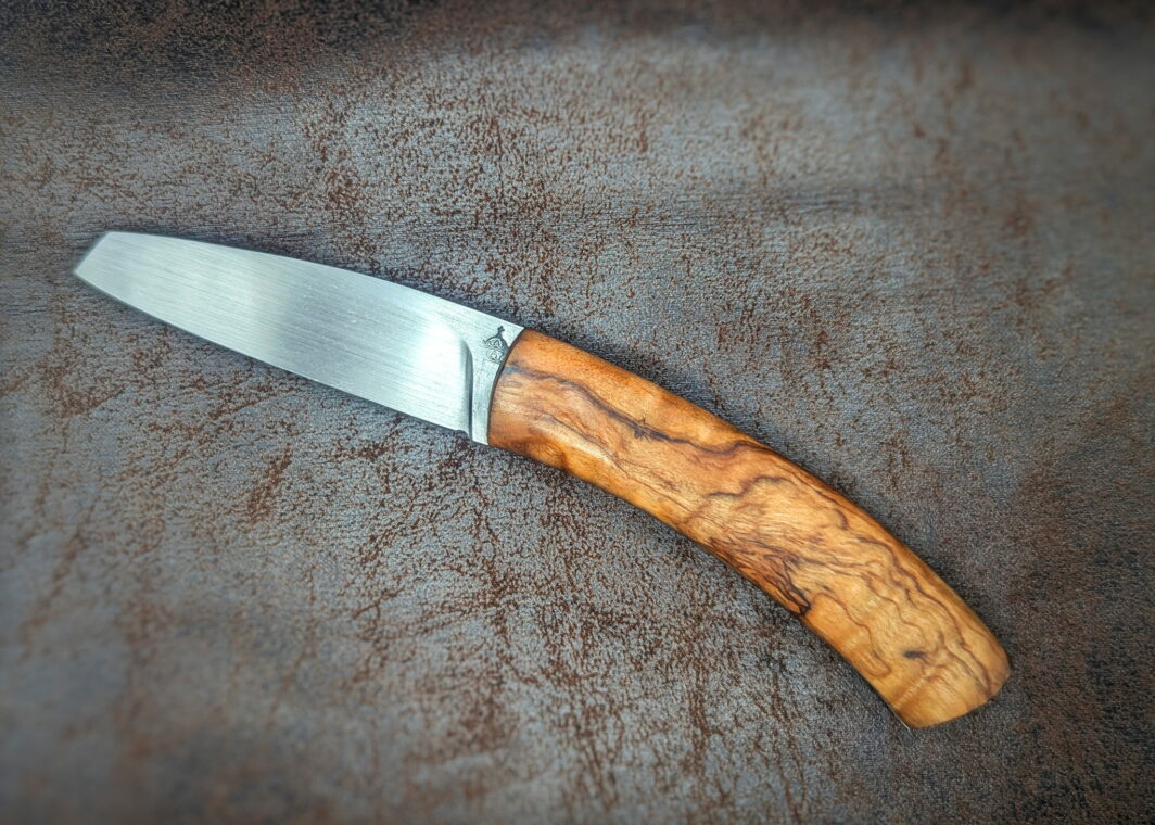 Couteau pliant artisanal Olivier Vis Cachées par la Coutellerie du Pape. Position ouverte, côté gauche