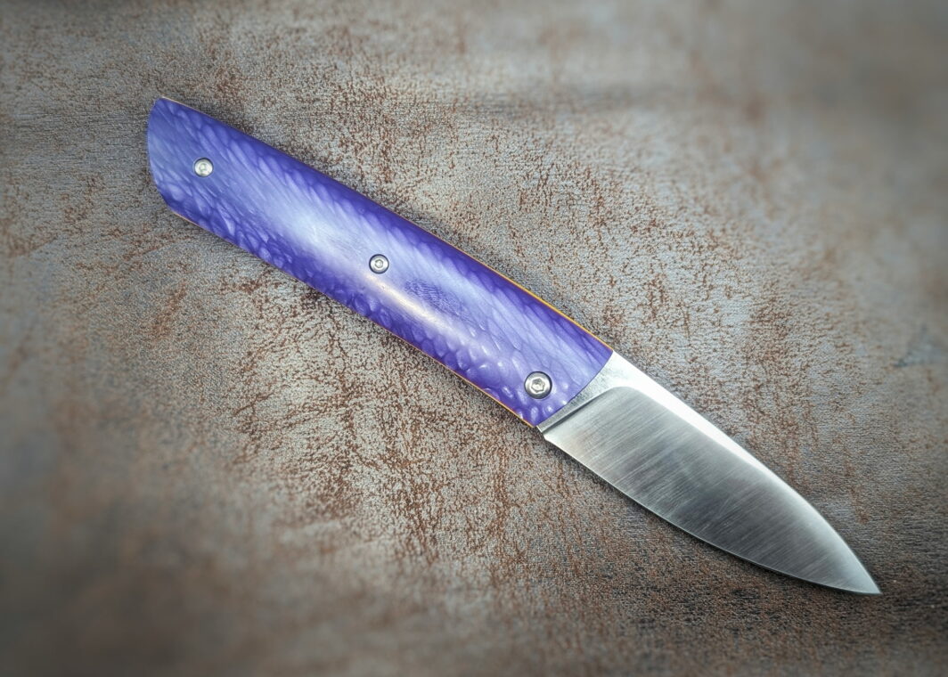 Couteau pliant artisanal Juma Violet par Dahéna Urli. Position ouverte, côté droit