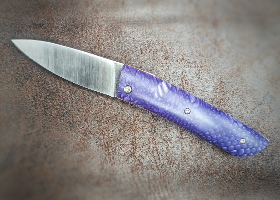 Couteau pliant artisanal Juma Violet par Dahéna Urli. Position ouverte, côté gauche