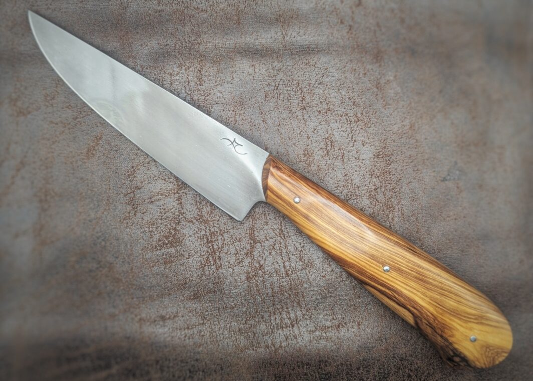 Couteau fixe artisanal Désosseur par Alban Campagnola. Manche en olivier, lame en acier carbone. Vue du côté gauche