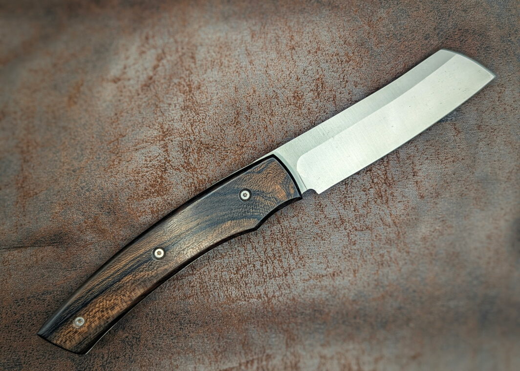 Couteau artisanal pliant par Couteau Trèfle. Lame en inox 14C28, manche en ziricote. Position ouverte, vue du côté droit