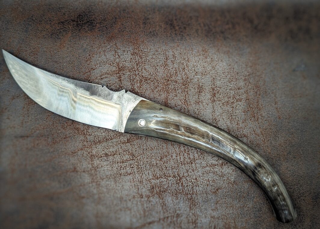Couteau Berger par l'artisan José Viale. Lame en XC75. Manche en corne de bélier. Position ouverte côté gauche