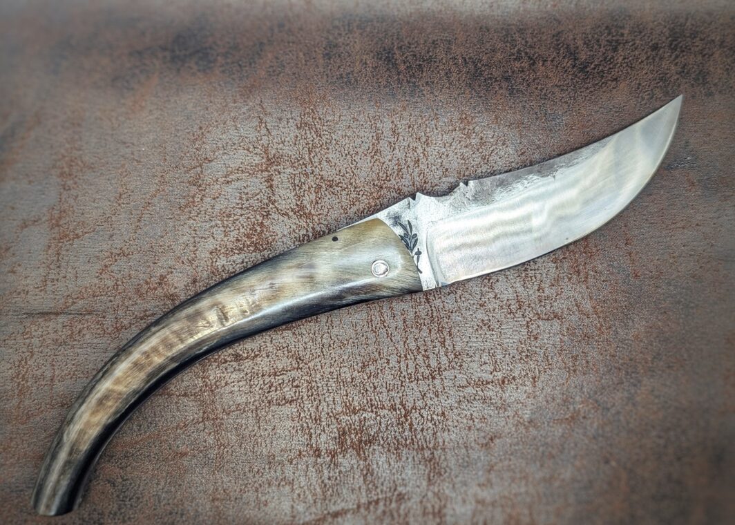 Couteau Berger par l'artisan José Viale. Lame en XC75. Manche en corne de bélier. Position ouverte côté droit