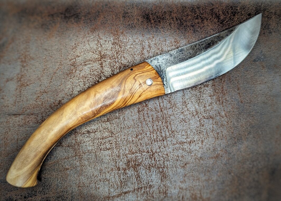 Couteau Berger par l'artisan José Viale. Lame en XC75. Manche en olivier. Position ouvert, côté droit