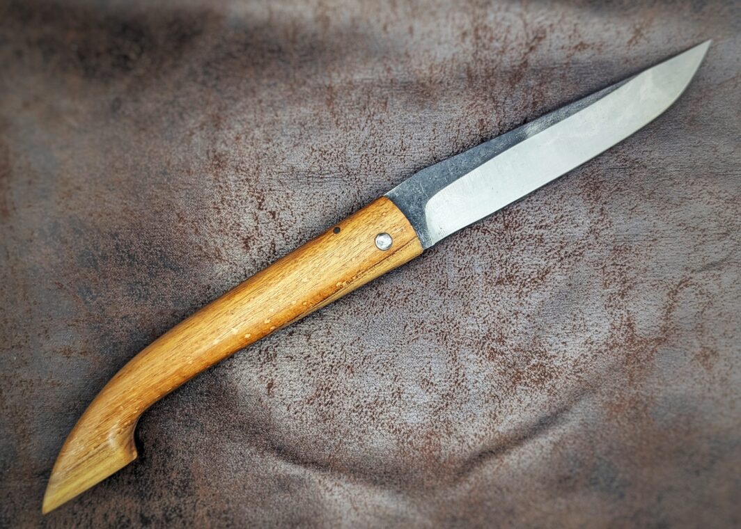 Couteau pliant Capulagui de l'artisan José Viale. Lame en XC75, acier Carbone. Manche en olivier