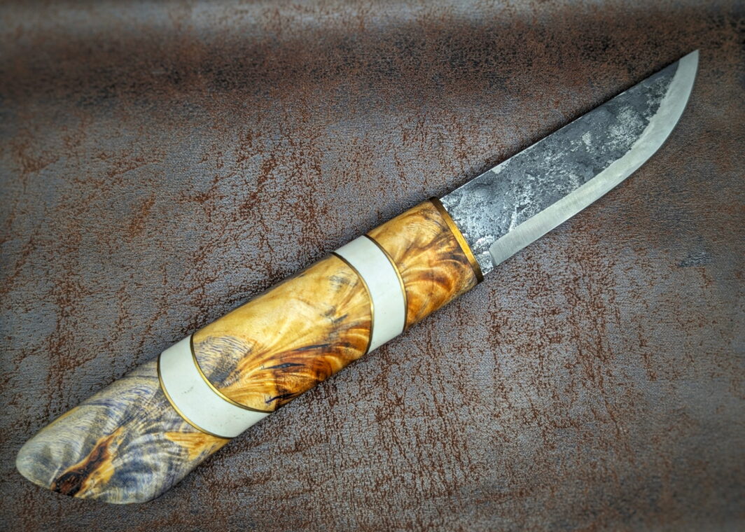 Couteau fixe puukko artisanal forgé par Tête d'Enclume. 'Le Baiser' lame en 80CRV2 et manche en Fourche de peuplier, Laiton et Elforyn. Côté droit