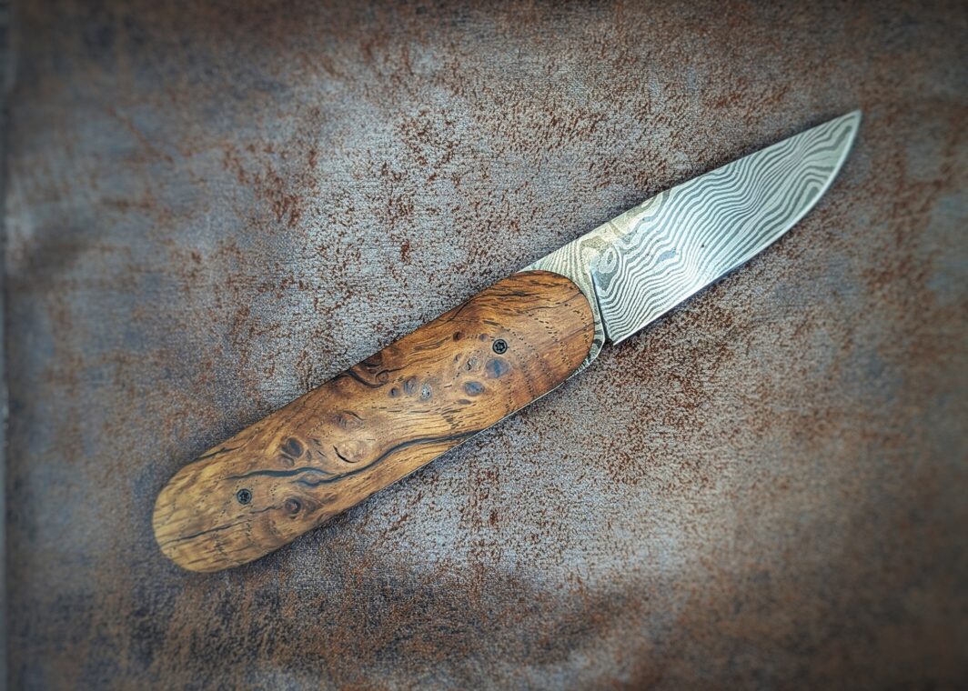 Couteau Le Baldo par l'artisan Noki. Pliant LinerLock FrontFlip. Position ouvert, côté droit. Couteau artisanal français à Châteauneuf-du-Pape, Vaucluse Coutellerie du Pape