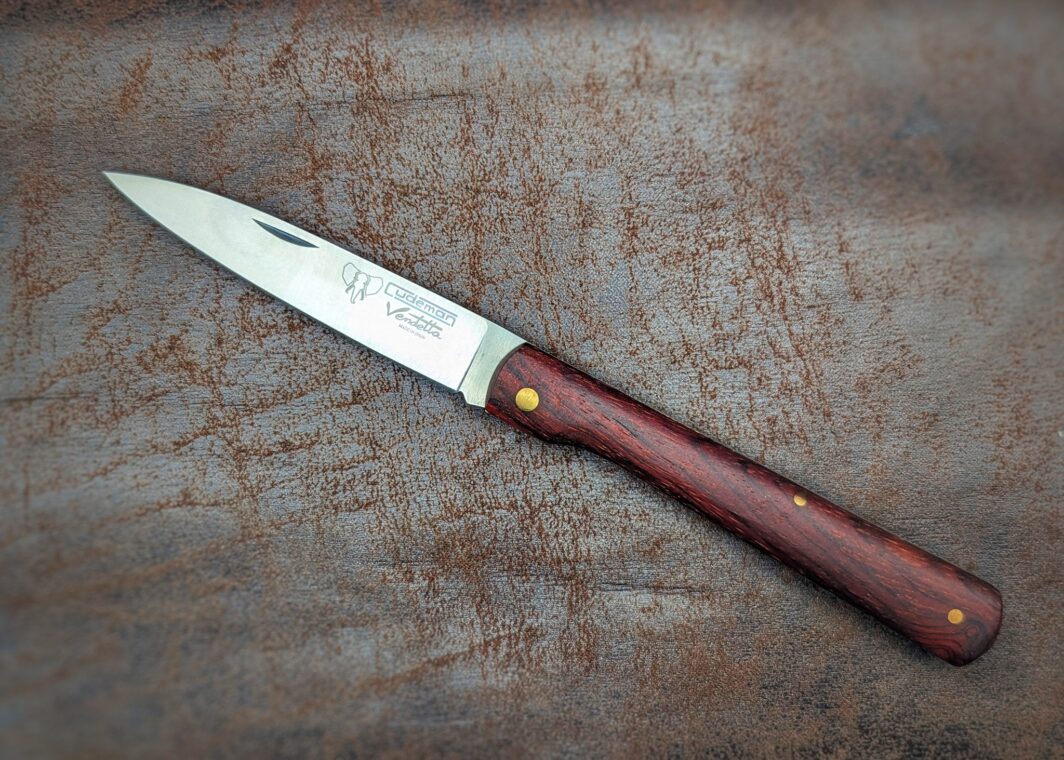 Couteau pliant Vandetta de la marque Cudeman. Manche en cocobolo. Position ouvert, côté gauche
