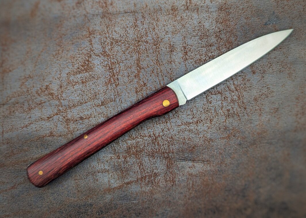 Couteau pliant Vandetta de la marque Cudeman. Manche en cocobolo. Position ouvert, côté droit